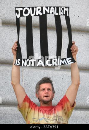 06 février 2007 - San Francisco, CA, États-Unis - MATT DODT de San Francisco proteste contre l'incarcération du journaliste Josh Wolf devant l'hôtel de ville de San Francisco, Calif, le mardi 6 février 2007. Le journaliste indépendant de 24 ans a été envoyé en prison après avoir été reconnu coupable d'outrage à un grand jury fédéral le 1er août 2006 pour avoir refusé de fournir un témoignage et des séquences vidéo non publiées d'une manifestation politique de 2005 dans le district de Misision à San Francisco. (Crédit image : Oakland Tribune/ZUMAPRESS.com) Banque D'Images