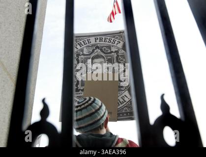 06 février 2007 - San Francisco, CA, Etats-Unis - des militants protestent contre l'incarcération du journaliste Josh Wolf devant l'hôtel de ville de San Francisco, Calif, le mardi 6 février 2007. Le journaliste indépendant de 24 ans a été envoyé en prison après avoir été reconnu coupable d'outrage à un grand jury fédéral le 1er août 2006 pour avoir refusé de fournir un témoignage et des séquences vidéo non publiées d'une manifestation politique de 2005 dans le district de Misision à San Francisco. . (Crédit image : Oakland Tribune/ZUMAPRESS.com) Banque D'Images