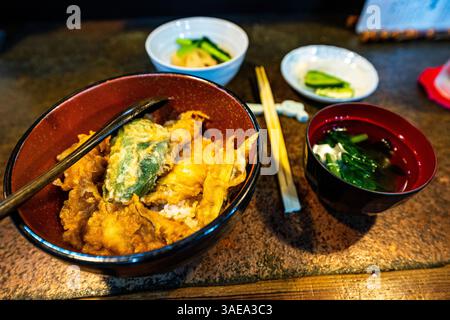 Repas de tendon dans un petit restaurant traditionnel géré par un vieux couple à Yokohama, préfecture de Kanagawa, Japon. Banque D'Images
