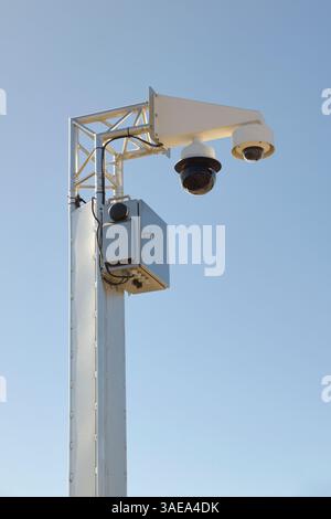 Caméras de surveillance montées sur le poteau avec ciel bleu Banque D'Images