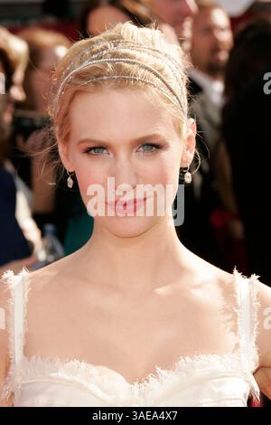 21 septembre 2008 - Los Angeles, Californie, États-Unis - EMMYS 2008 : L'actrice JANUARY JONES à la 60e cérémonie des Primetime Emmy Awards au Nokia Theater de Los Angeles (image crédit : Lisa O'Connor/ZUMAPRESS.com) Banque D'Images