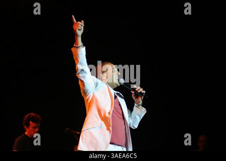 10 juillet 2008 - Ramallah, Cisjordanie, Palestine - le chanteur français FAUDEL se produit en concert à Ramallah. Le chanteur français Faudel, d'origine algérienne, s'est produit à Ramallah après cinq heures d'attente alors que lui et son entourage étaient bloqués au poste de contrôle du pont Allenby, contrôlé par Israël, à la frontière entre la Cisjordanie occupée et la Jordanie (crédit image : PROPA images/ZUMAPRESS.com) Banque D'Images