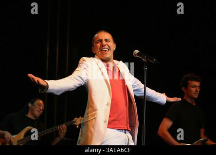 10 juillet 2008 - Ramallah, Cisjordanie, Palestine - le chanteur français FAUDEL se produit en concert à Ramallah. Le chanteur français Faudel, d'origine algérienne, s'est produit à Ramallah après cinq heures d'attente alors que lui et son entourage étaient bloqués au poste de contrôle du pont Allenby, contrôlé par Israël, à la frontière entre la Cisjordanie occupée et la Jordanie (crédit image : PROPA images/ZUMAPRESS.com) Banque D'Images