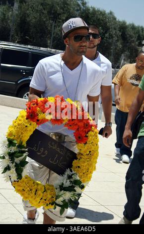10 juil. 2008 - Ramallah, Cisjordanie - le musicien canadien KARL WOLF vient déposer une couronne au mémorial du regretté dirigeant palestinien Yasser Arafat à Ramallah, en Cisjordanie. Cette célébrité née au Liban est chanteuse, auteur-compositeur et productrice depuis 2001 (crédit image : PROPA images/ZUMAPRESS.com) Banque D'Images