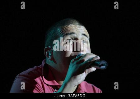 10 juillet 2008 - Ramallah, Cisjordanie, Palestine - le chanteur français FAUDEL se produit en concert à Ramallah. Le chanteur français Faudel, d'origine algérienne, s'est produit à Ramallah après cinq heures d'attente alors que lui et son entourage étaient bloqués au poste de contrôle du pont Allenby, contrôlé par Israël, à la frontière entre la Cisjordanie occupée et la Jordanie (crédit image : PROPA images/ZUMAPRESS.com) Banque D'Images