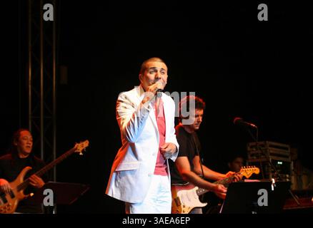 10 juillet 2008 - Ramallah, Cisjordanie, Palestine - le chanteur français FAUDEL se produit en concert à Ramallah. Le chanteur français Faudel, d'origine algérienne, s'est produit à Ramallah après cinq heures d'attente alors que lui et son entourage étaient bloqués au poste de contrôle du pont Allenby, contrôlé par Israël, à la frontière entre la Cisjordanie occupée et la Jordanie (crédit image : PROPA images/ZUMAPRESS.com) Banque D'Images
