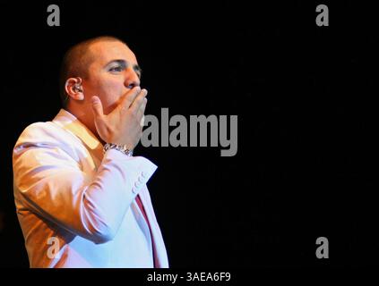 10 juillet 2008 - Ramallah, Cisjordanie, Palestine - le chanteur français FAUDEL se produit en concert à Ramallah. Le chanteur français Faudel, d'origine algérienne, s'est produit à Ramallah après cinq heures d'attente alors que lui et son entourage étaient bloqués au poste de contrôle du pont Allenby, contrôlé par Israël, à la frontière entre la Cisjordanie occupée et la Jordanie (crédit image : PROPA images/ZUMAPRESS.com) Banque D'Images
