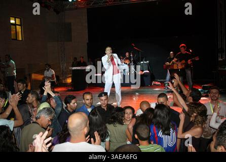 10 juillet 2008 - Ramallah, Cisjordanie, Palestine - le chanteur français FAUDEL se produit en concert à Ramallah. Le chanteur français Faudel, d'origine algérienne, s'est produit à Ramallah après cinq heures d'attente alors que lui et son entourage étaient bloqués au poste de contrôle du pont Allenby, contrôlé par Israël, à la frontière entre la Cisjordanie occupée et la Jordanie (crédit image : PROPA images/ZUMAPRESS.com) Banque D'Images