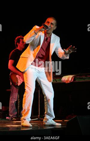 10 juillet 2008 - Ramallah, Cisjordanie, Palestine - le chanteur français FAUDEL se produit en concert à Ramallah. Le chanteur français Faudel, d'origine algérienne, s'est produit à Ramallah après cinq heures d'attente alors que lui et son entourage étaient bloqués au poste de contrôle du pont Allenby, contrôlé par Israël, à la frontière entre la Cisjordanie occupée et la Jordanie (crédit image : PROPA images/ZUMAPRESS.com) Banque D'Images