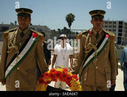 10 juil. 2008 - Ramallah, Cisjordanie - le musicien canadien KARL WOLF vient déposer une couronne au mémorial du regretté dirigeant palestinien Yasser Arafat à Ramallah, en Cisjordanie. Cette célébrité née au Liban est chanteuse, auteur-compositeur et productrice depuis 2001 (crédit image : PROPA images/ZUMAPRESS.com) Banque D'Images