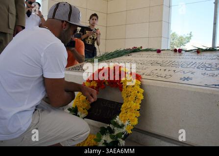 10 juil. 2008 - Ramallah, Cisjordanie - le musicien canadien KARL WOLF vient déposer une couronne au mémorial du regretté dirigeant palestinien Yasser Arafat à Ramallah, en Cisjordanie. Cette célébrité née au Liban est chanteuse, auteur-compositeur et productrice depuis 2001 (crédit image : PROPA images/ZUMAPRESS.com) Banque D'Images