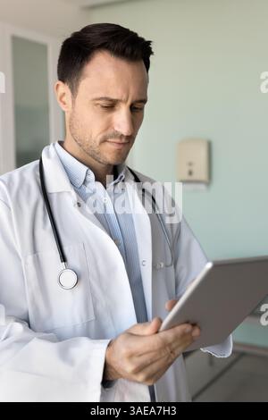 Médecin consultant les clients à distance via la plate-forme de télésanté à l'aide d'une tablette Banque D'Images
