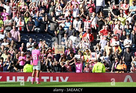 Londres, Royaume-Uni. 6 avril 2025. Les fans de Southampton chantent et encouragent leur équipe, même si elle a été reléguée, comme Mateus Fernandes (Southampton, 18 ans) le regarde lors du match de la première ligue des Tottenham Hotspur V Southampton Barclays au Tottenham Hotspur Stadium, à Londres. Cette image est RÉSERVÉE à UN USAGE ÉDITORIAL. Licence requise de Football DataCo pour toute autre utilisation. Crédit : MARTIN DALTON/Alamy Live News Banque D'Images