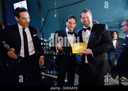 26 février 2012 - Hollywood, Californie, États-Unis - les documentaires TJ MARTIN et DAN LINDSAY, lauréats du meilleur long métrage documentaire pour leur travail sur UnDefeated, posent en coulisses lors de la diffusion en direct de la 84e cérémonie annuelle des Oscars du Hollywood and Highland Center, à Hollywood. (Crédit image : © Richard Harbaugh/A.P.A.S./ZUMAPRESS.com) Banque D'Images