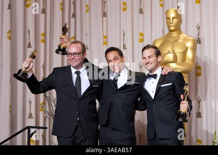 26 février 2012 - Hollywood, Californie, États-Unis - documentaires primés aux Oscars RICH MIDDLEMAS, TJ MARTIN et DAN LINDSAY, lauréats du meilleur long métrage documentaire pour leur travail sur les coulisses de 'Undéjoué' dans la salle de presse lors de la 84e cérémonie annuelle des Academy Awards du Hollywood and Highland Center. (Crédit image : © Richard Salyer/AMPAS/ZUMAPRESS.com) Banque D'Images