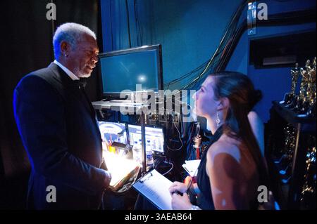 26 février 2012 - Hollywood, Californie, États-Unis - MORGAN FREEMAN dans les coulisses de la 84e cérémonie annuelle des Academy Awards. (Crédit image : © Richard Harbaugh/AMPAS/ZUMAPRESS.com) Banque D'Images