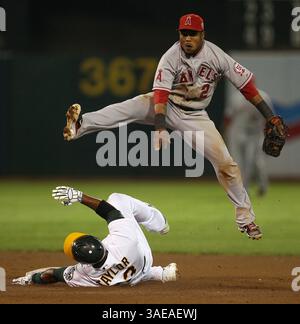 13 septembre 2011 - Oakland, CA, États-Unis - Michael Taylor d'Oakland Athletics se glisse dans la deuxième base alors que l'arrêt court des Los Angeles Angels Erick Aybar complète le lancer vers la première base pour un double jeu lors de la quatrième manche au O.co Coliseum le mardi 13 septembre 2011, à Oakland, en Californie. (Crédit image : © Jane Tyska/Oakland Tribune/MCT/ZUMAPRESS.com) Banque D'Images