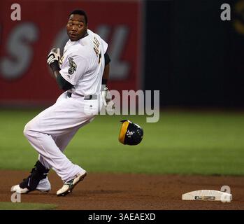 13 septembre 2011 - Oakland, CA, USA - Brandon Allen d'Oakland Athletics perd son casque après avoir frappé un double lors de la quatrième manche contre les Angels de Los Angeles à l'O.co Coliseum le mardi 13 septembre 2011, à Oakland, Californie. (Crédit image : © Jane Tyska/Oakland Tribune/MCT/ZUMAPRESS.com) Banque D'Images