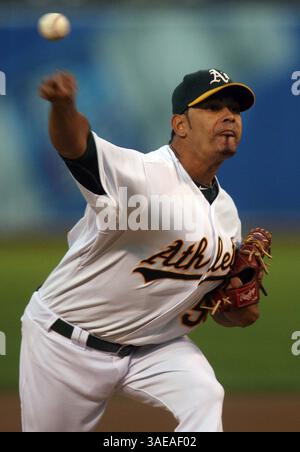 13 septembre 2011 - Oakland, CA, États-Unis - Guillermo Moscoso, joueur d'Oakland Athletics, lance lors de la première manche contre les Angels de Los Angeles au O.co Coliseum le mardi 13 septembre 2011, à Oakland, Californie. (Crédit image : © Jane Tyska/Oakland Tribune/MCT/ZUMAPRESS.com) Banque D'Images