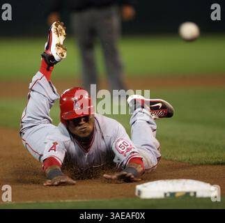 13 septembre 2011 - Oakland, CA, USA - Erick Aybar des Los Angeles Angels glisse en toute sécurité dans la troisième base sur une balle passée alors que le lancer est large lors de la troisième manche contre l'Oakland Athletics au O.co Coliseum le mardi 13 septembre 2011, à Oakland, Californie. (Crédit image : © Jane Tyska/Oakland Tribune/MCT/ZUMAPRESS.com) Banque D'Images