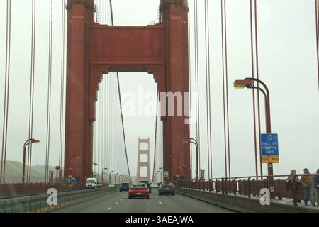 Vue depuis la voiture qui traverse le Golden Gate Bridge Banque D'Images