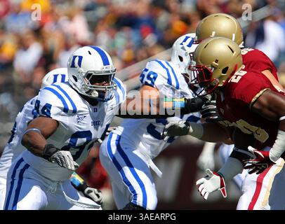 17 septembre 2011 : Kenny Anunike (84 ans), le défenseur des Blue Devils de Duke, en action lors du match de football NCAA entre l'Université Duke et le Boston College au stade Alumni de Chestnut Hill, Massachusetts. Duke a battu Boston College 20-19.(image crédit : © Anthony Nesmith/Cal Sport Media/ZUMAPRESS.com) Banque D'Images