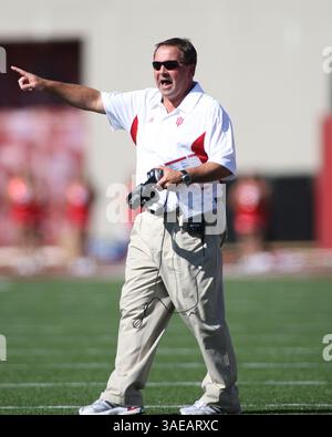 17 septembre 2011 : Kevin Wilson, entraîneur-chef des Indiana Hoosiers, lors d'un match de football NCAA entre l'Indiana et l'État de Caroline du Sud au Memorial Stadium de Bloomington, Indiana. (Crédit image : © Pat Lovell/Cal Sport Media/ZUMAPRESS.com) Banque D'Images