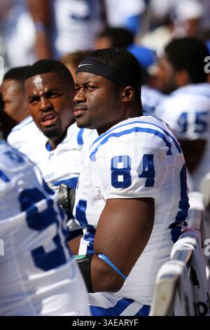 17 septembre 2011 : Kenny Anunike (84 ans), le défenseur des Blue Devils de Duke, regarde l'attaque lors du match de football NCAA entre l'Université Duke et le Boston College au stade Alumni de Chestnut Hill, Massachusetts. Duke a battu Boston College 20-19.(image crédit : © Anthony Nesmith/Cal Sport Media/ZUMAPRESS.com) Banque D'Images