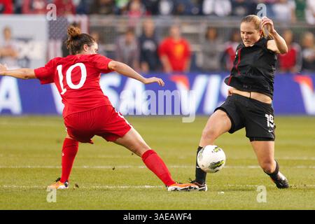 17 septembre 2011 : Carli Lloyd #10 des États-Unis et Christina Julien #10 du Canada dans le match amical international entre les États-Unis et le Canada au LIVESTRONG Stadium à Kansas City KS(image crédit : © Kyle Rivas/Cal Sport Media/ZUMAPRESS.com) Banque D'Images
