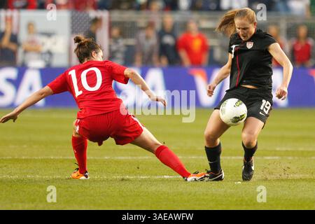 17 septembre 2011 : Carli Lloyd #10 des États-Unis et Christina Julien #10 du Canada dans le match amical international entre les États-Unis et le Canada au LIVESTRONG Stadium à Kansas City KS(image crédit : © Kyle Rivas/Cal Sport Media/ZUMAPRESS.com) Banque D'Images