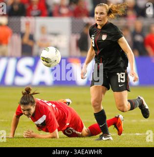 17 septembre 2011 : Carli Lloyd #10 des États-Unis et Christina Julien #10 du Canada dans le match amical international entre les États-Unis et le Canada au LIVESTRONG Stadium à Kansas City KS(image crédit : © Kyle Rivas/Cal Sport Media/ZUMAPRESS.com) Banque D'Images