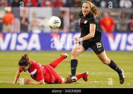 17 septembre 2011 : Carli Lloyd #10 des États-Unis et Christina Julien #10 du Canada dans le match amical international entre les États-Unis et le Canada au LIVESTRONG Stadium à Kansas City KS(image crédit : © Kyle Rivas/Cal Sport Media/ZUMAPRESS.com) Banque D'Images