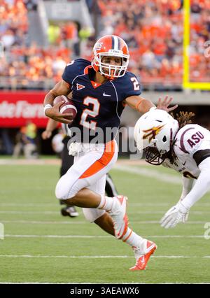 17 SEPTEMBRE 2011 : le quarterback Nathan Scheelhaase #2 de l'Illinois Fighting Illini échappe au tacle de sécurité Eddie Elder #2 des Arizona State Sun Devils lors d'un match au Memorial Stadium de Champaign, Illinois. L'Illinois a battu Arizona State 17-14.(image crédit : © Mark J. Peters/Cal Sport Media/ZUMAPRESS.com) Banque D'Images