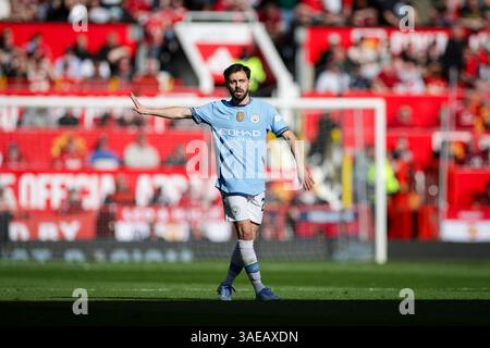 Manchester, Royaume-Uni. 06 avril 2025. Bernardo Silva (20 ans), milieu de terrain de Manchester City, gestes lors du match Manchester United FC contre Manchester City FC English premier League à Old Trafford, Manchester, Angleterre, Royaume-Uni le 6 avril 2025 crédit : Phil Duncan/Every second Media crédit : Every second Media/Alamy Live News Banque D'Images