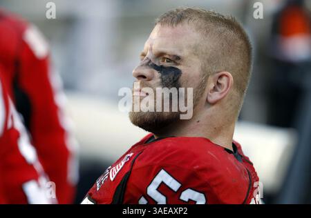 17 septembre 2011 - Chicago, il, États-Unis - Pat Schiller (53 ans), linebacker du nord de l'Illinois, est assis sur le banc lors des dernières minutes d'une défaite de 49-7 contre le Wisconsin au Soldier Field à Chicago, Illinois, le samedi 17 septembre 2011. (Crédit image : © Nuccio Dinuzzo/Chicago Tribune/MCT/ZUMAPRESS.com) Banque D'Images