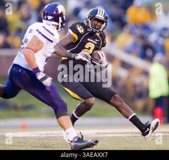 17 septembre 2011 - Columbia, MO, USA - le receveur du Missouri L'Damian Washington (2) a tenté de passer devant le linebacker de l'ouest de l'Illinois Kevin Palermo (45) au cours du deuxième trimestre au Faurot Field/Memorial Stadium à Columbia, Missouri, le samedi 17 septembre 2011. Le Missouri bat Western Illinois, 69-0. (Crédit image : © Shane Keyser/Kansas City Star/MCT/ZUMAPRESS.com) Banque D'Images