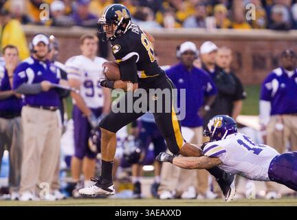 17 septembre 2011 - Columbia, MO, USA - Missouri Tight End Michael Egnew (82) court devant le bacsk défensif de l'ouest de l'Illinois Tim Franken (18) au cours du deuxième quart-temps au Faurot Field/Memorial Stadium à Columbia, Missouri, le samedi 17 septembre 2011. Le Missouri bat Western Illinois, 69-0. (Crédit image : © Shane Keyser/Kansas City Star/MCT/ZUMAPRESS.com) Banque D'Images