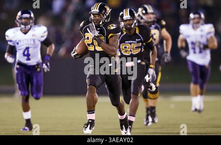 17 septembre 2011 - Columbia, MO, USA - Missouri Unning Back Henry Josey (20 ans) court pour un touchdown au deuxième quart-temps contre Western Illinois University au Faurot Field/Memorial Stadium à Columbia, Missouri, le samedi 17 septembre 2011. Le Missouri bat Western Illinois, 69-0. (Crédit image : © Shane Keyser/Kansas City Star/MCT/ZUMAPRESS.com) Banque D'Images