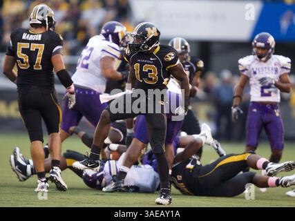 17 septembre 2011 - Columbia, MO, États-Unis - Missouri sécurité Kenji Jackson (13) célèbre après que la défense du Missouri a arrêté une course dans l'ouest de l'Illinois pour une défaite lors d'une action de match à on Faurot Field/Memorial Stadium à Columbia, Missouri, samedi 17 septembre 2011. Le Missouri bat Western Illinois, 69-0. (Crédit image : © Shane Keyser/Kansas City Star/MCT/ZUMAPRESS.com) Banque D'Images