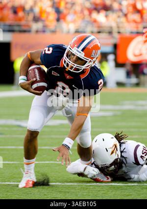 17 SEPTEMBRE 2011 : le quarterback Nathan Scheelhaase #2 de l'Illinois Fighting Illini échappe au tacle de sécurité Eddie Elder #2 des Arizona State Sun Devils lors d'un match au Memorial Stadium de Champaign, Illinois. L'Illinois a battu Arizona State 17-14.(image crédit : © Mark J. Peters/Cal Sport Media/ZUMAPRESS.com) Banque D'Images