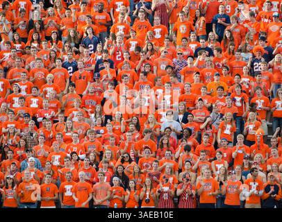 17 SEPTEMBRE 2011 : les étudiants encouragent l'Université de l'Illinois en combattant Illini pendant le concours contre les Sun Devils de l'Arizona State au Memorial Stadium de Champaign, Illinois. (Crédit image : © Mark J. Peters/Cal Sport Media/ZUMAPRESS.com) Banque D'Images