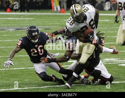 18 septembre 2011 - Nouvelle-Orléans, LOUISIANE, États-Unis - le dos de course des Saints de la Nouvelle-Orléans Mark Ingram gagne du terrain contre les Bears de Chicago lors de l'action de la NFL. Les Saints de la Nouvelle-Orléans battent les Bears de Chicago, 30-13, au Superdome de la Nouvelle-Orléans, en Louisiane, le dimanche 18 septembre 2011. (Crédit image : © James Edward Bates/Biloxi Sun Herald/MCT/ZUMAPRESS.com) Banque D'Images