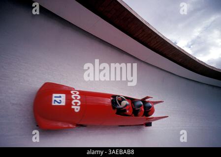13 mars 1988 ; Calgary, Alberta, CANADA ; L'équipe russe de bobsleigh participe à l'épreuve de bobsleigh par équipe. (Crédit image : Lou Jones/ZUMAPRESS.com) Banque D'Images