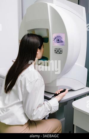 Test de champ visuel périmétrique pour mesurer toutes les zones de la vue, y compris la vision latérale ou périphérique. Test oculaire périmétrique pour le signe précoce du glaucome de Banque D'Images