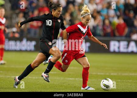 17 septembre 2011 : Kelly Parker #15 du Canada et Carli Lloyd #10 des États-Unis en action lors du match amical international entre les États-Unis et le Canada au LIVESTRONG Stadium de Kansas City KS(image crédit : © Kyle Rivas/Cal Sport Media/ZUMAPRESS.com) Banque D'Images
