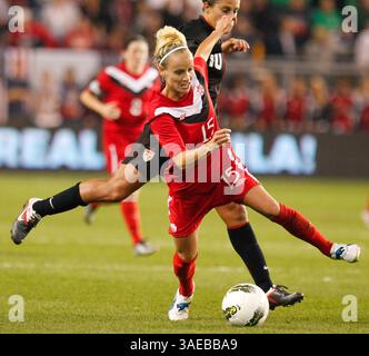 17 septembre 2011 : Kelly Parker #15 du Canada et Carli Lloyd #10 des États-Unis en action lors du match amical international entre les États-Unis et le Canada au LIVESTRONG Stadium de Kansas City KS(image crédit : © Kyle Rivas/Cal Sport Media/ZUMAPRESS.com) Banque D'Images