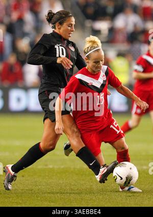 17 septembre 2011 : Kelly Parker #15 du Canada et Carli Lloyd #10 des États-Unis en action lors du match amical international entre les États-Unis et le Canada au LIVESTRONG Stadium de Kansas City KS(image crédit : © Kyle Rivas/Cal Sport Media/ZUMAPRESS.com) Banque D'Images