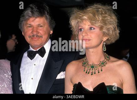11 décembre 1988 ; Los Angeles, CA, États-Unis ; (PHOTO DU DOSSIER) L'acteur CHARLES BRONSON est mort de pheumonie à l'âge de 81 ans, après avoir été hospitalisé pendant des semaines. Bronson a joué le rôle du dur dans des films d'action tels que Death Wish. Il a construit son image macho dans les films européens en France, en Italie et en Espagne avant de trouver une popularité aux États-Unis. L'acteur CHARLES BRONSON avec sa femme JILL IRELAND aux Rudy Awards.. (Crédit image : Laura Luongo/ZUMAPRESS.com) Banque D'Images