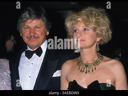 L'acteur CHARLES BRONSON meurt de pheumonie à l'âge de 81 ans, après avoir été hospitalisé pendant des semaines. Bronson a joué le rôle du dur dans des films d'action tels que Death Wish. Il a construit son image macho dans les films européens en France, en Italie et en Espagne avant de trouver une popularité aux États-Unis. L'acteur CHARLES BRONSON avec sa femme JILL IRELAND aux Rudy Awards. (Crédit image : Laura Luongo/ZUMAPRESS.com) Banque D'Images