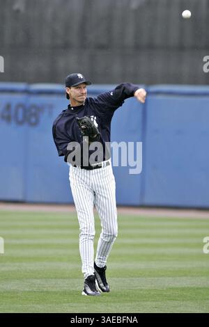 03 mars 2005 ; Tampa, Floride, États-Unis ; Randy Johnson, lanceur des Yankees de New York, se réchauffe avant le match des Yankees contre les Pirates de Pittsburgh au Legends Field à Tampa, en Floride. Johnson, ralenti par l'étroitesse de son mollet gauche recevra l'appel la semaine prochaine contre les Braves d'Atlanta. Les Yankees ouvrent leur saison 2005 de Grapefruit League contre les Pirates de Pittsburgh. Le match s'est terminé par une égalité de 2-2 après neuf manches sous la pluie.. (Crédit image : Winston Luzier/ZUMAPRESS.com) Banque D'Images
